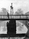 361207 Gezicht op de Molenbrug over de Stadsbuitengracht te Utrecht, met de brugwachter.